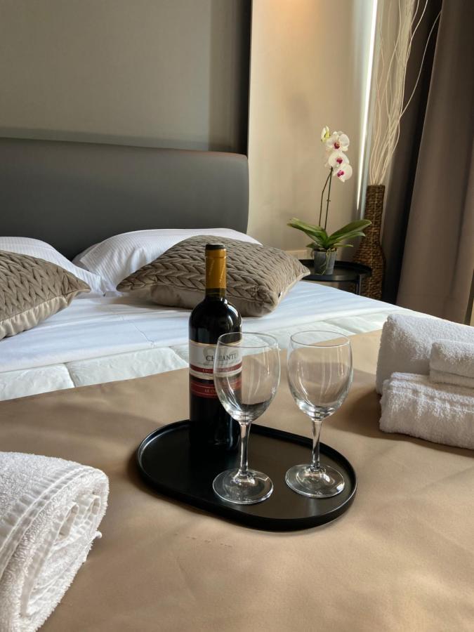 Soha Piazza Di Spagna Boutique Рим Екстериор снимка
