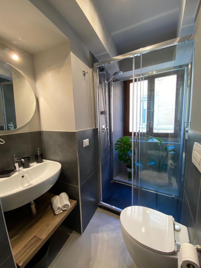 Soha Piazza Di Spagna Boutique Рим Екстериор снимка