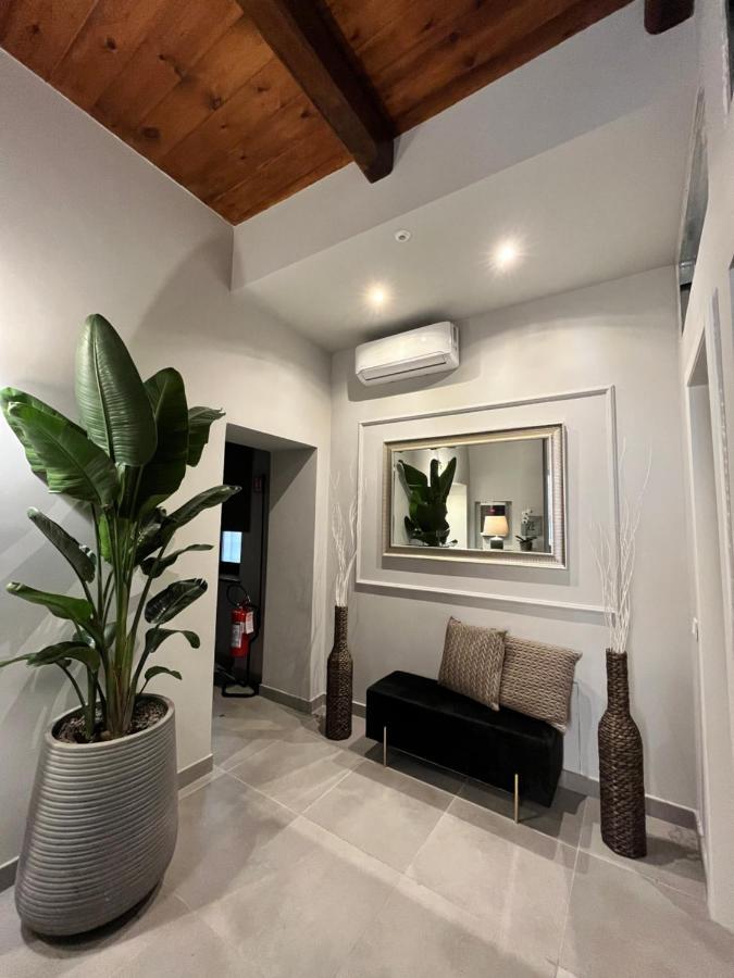 Soha Piazza Di Spagna Boutique Рим Екстериор снимка