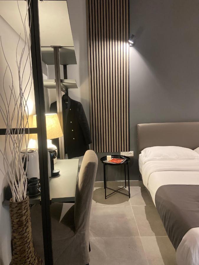 Soha Piazza Di Spagna Boutique Рим Екстериор снимка