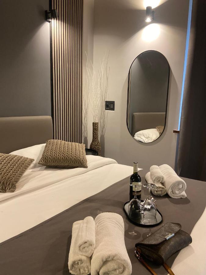 Soha Piazza Di Spagna Boutique Рим Екстериор снимка