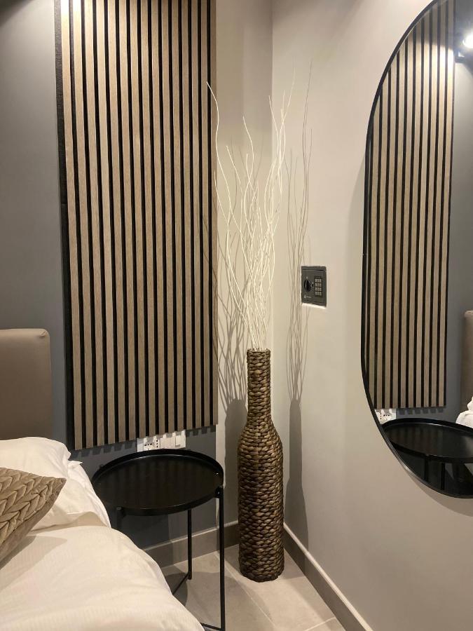 Soha Piazza Di Spagna Boutique Рим Екстериор снимка